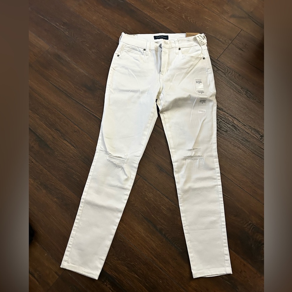 White high rise skinny jeans, with tags. Brand new.